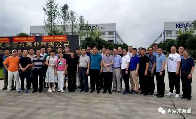 与会人员在遵义苏州仲裁社区发展咨询有限公司有限公司大门口合影留念